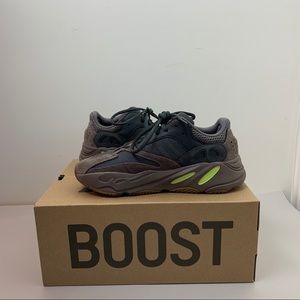 Yeezy boost 700 mauve size 8.5